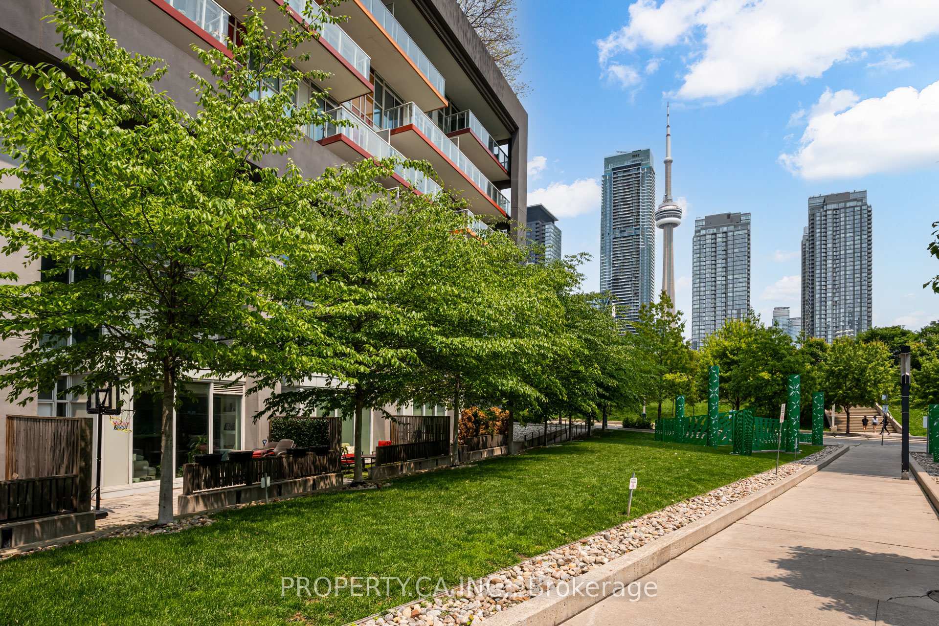 Property Photo: 85 Queens Wharf Road Th3 ON M5V 0J9