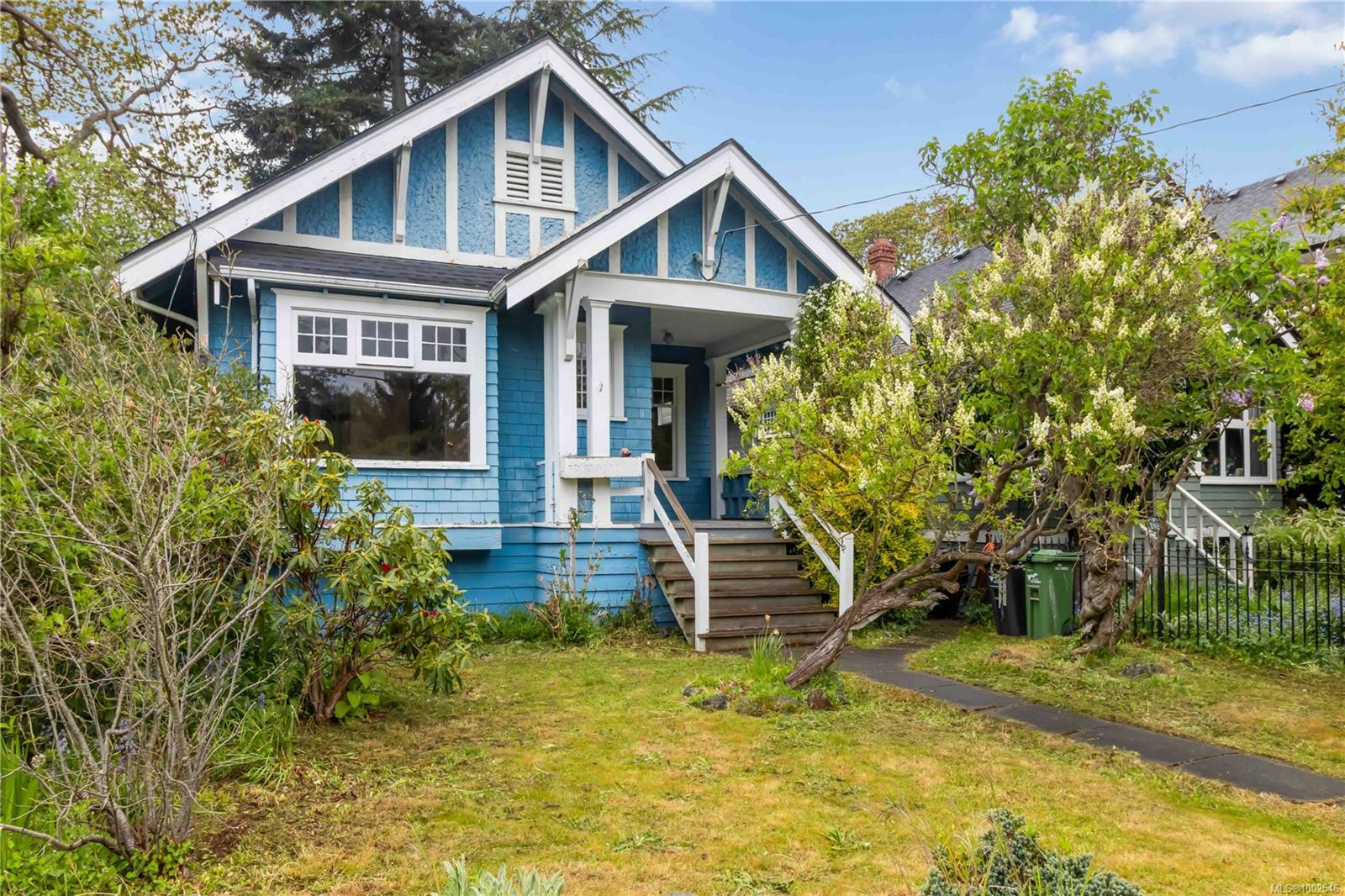 Property Photo: 1020 Chamberlain St BC V8S 4B9