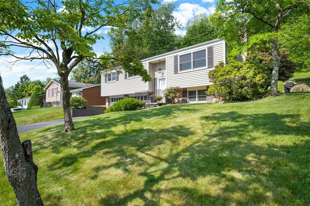 Property Photo: 2925 Albine Dr PA 15116