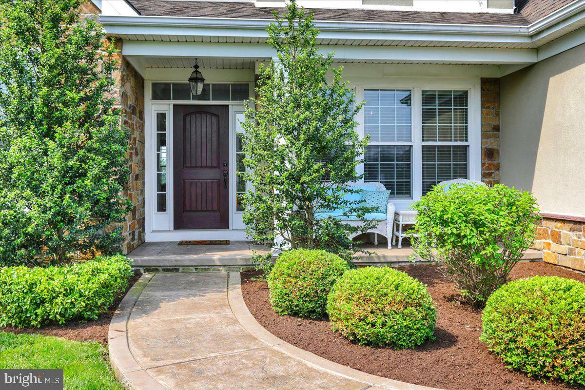 Property Photo: 464 Greenhedge Drive PA 17603