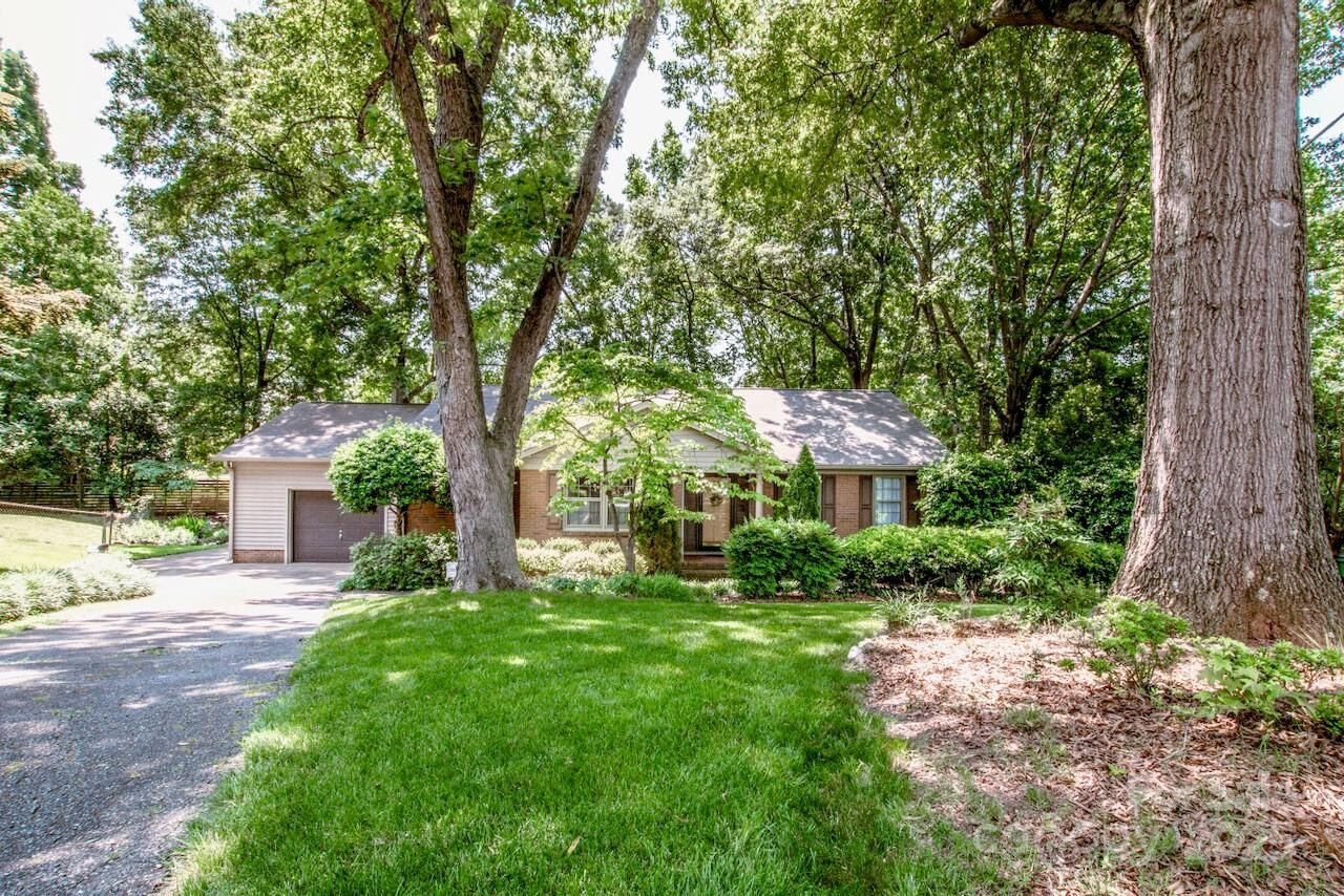Property Photo: 928 Tally Ho Court NC 28212