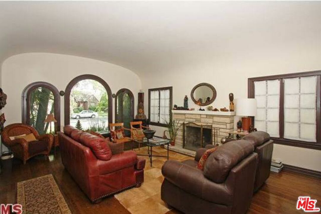 Property Photo:  131 N Citrus Ave  CA 90036 