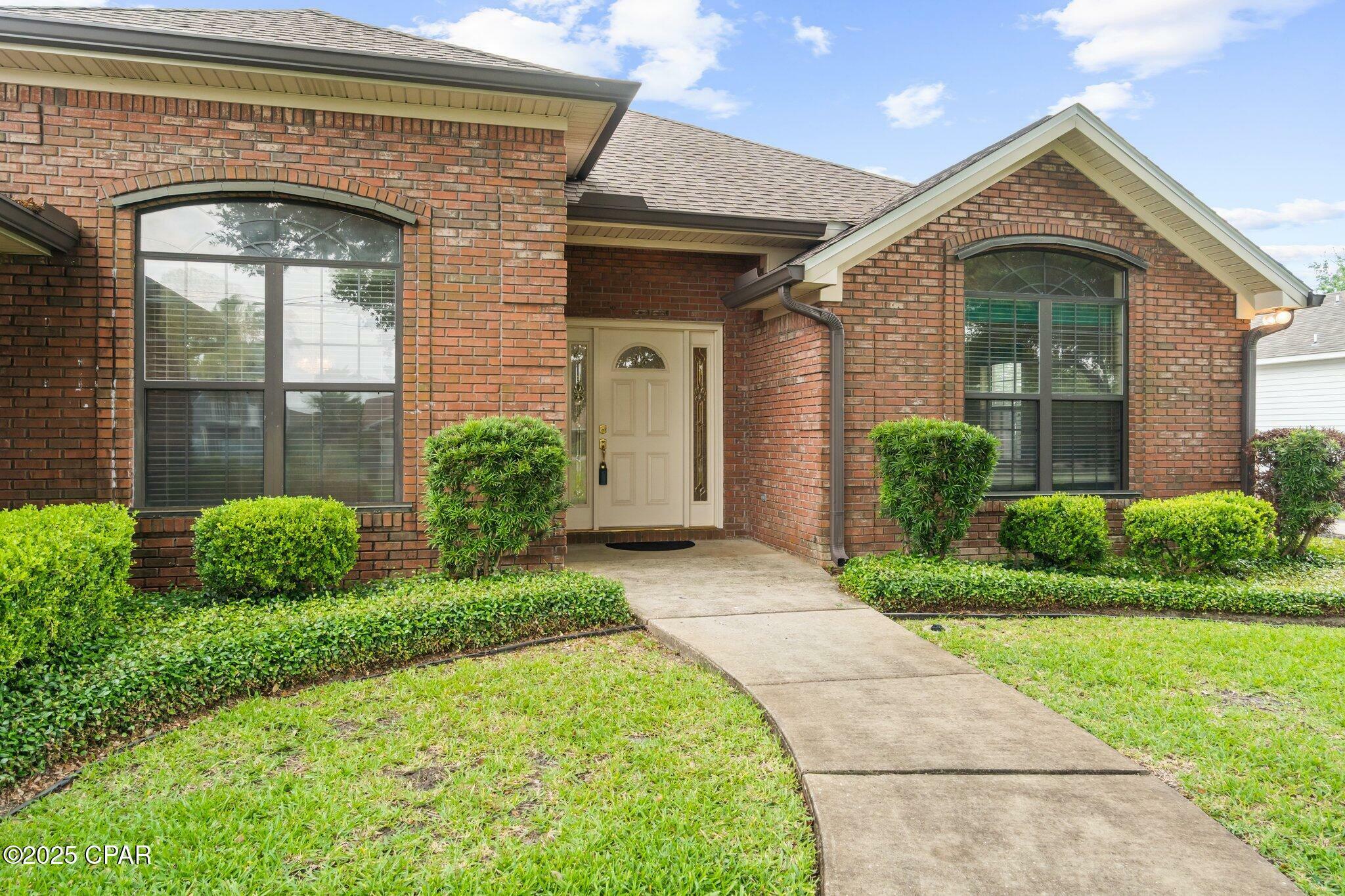Property Photo: 106 Queens Circle FL 32405