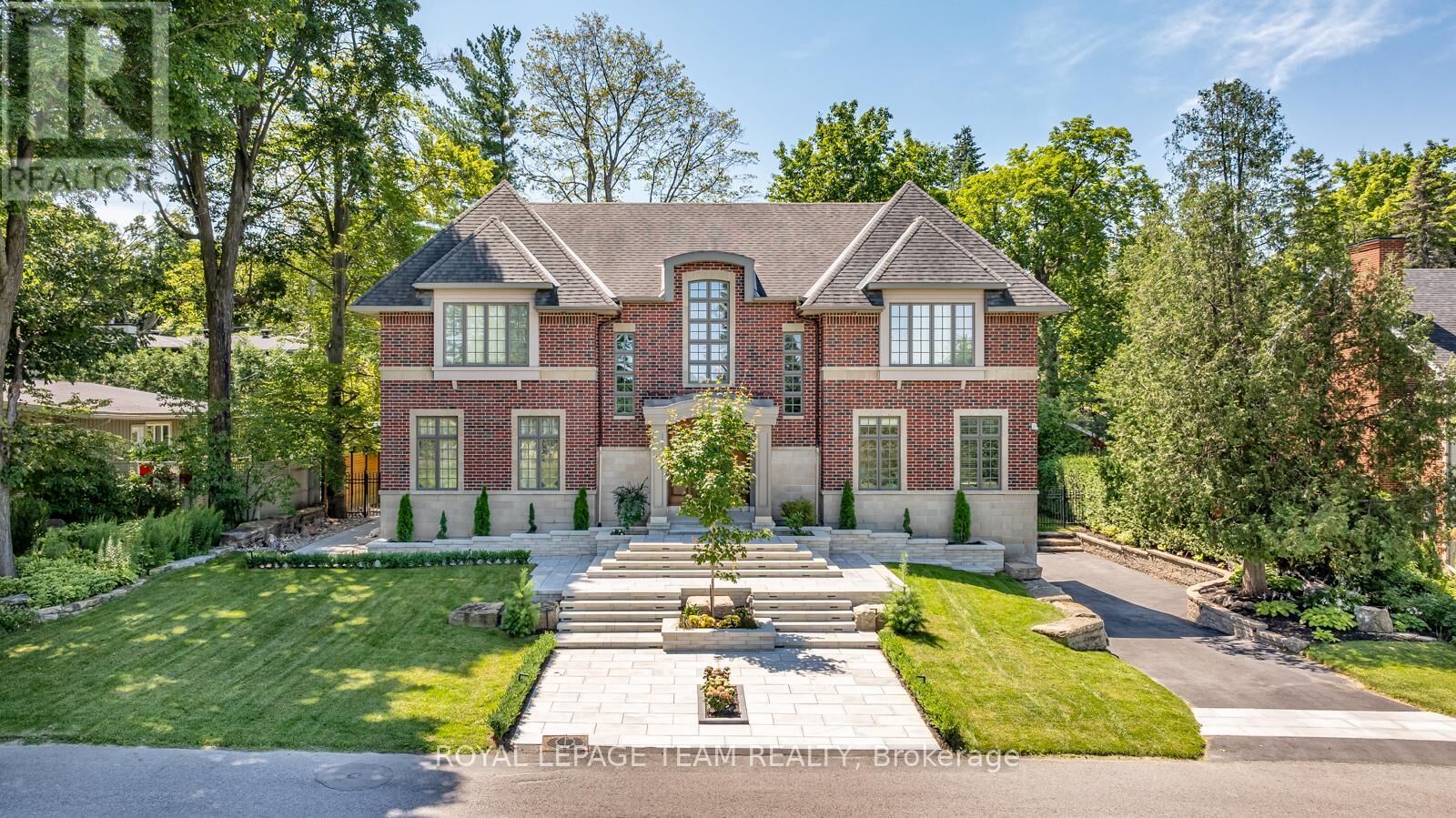 Property Photo: 250 Sandridge Road ON K1L 5A2
