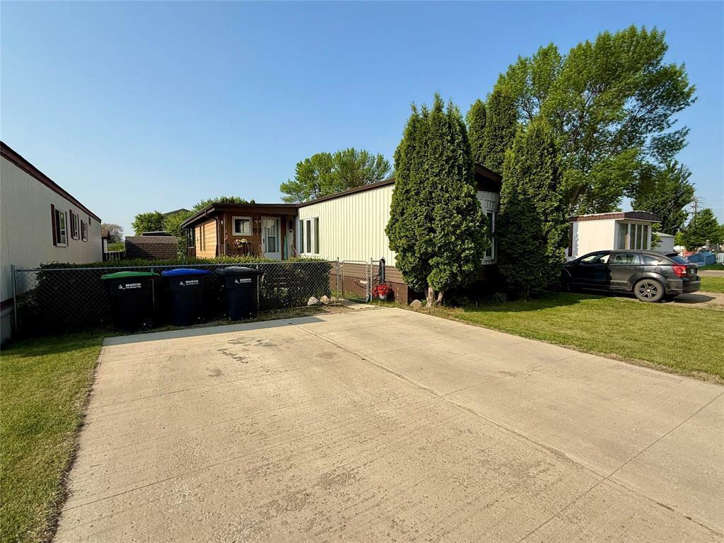 Property Photo: 93 Templeton Drive MB R7C 0A9