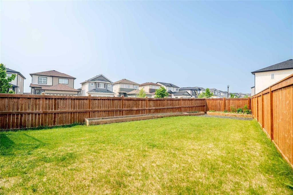 Photo de la propriété: 151 Atlas Crescent MB R2P 2T9