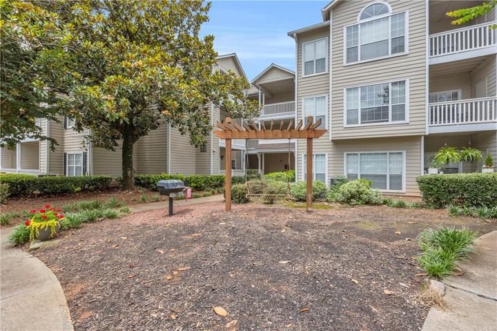 Property Photo: 1250 Parkwood Circle SE 1213 GA 30339