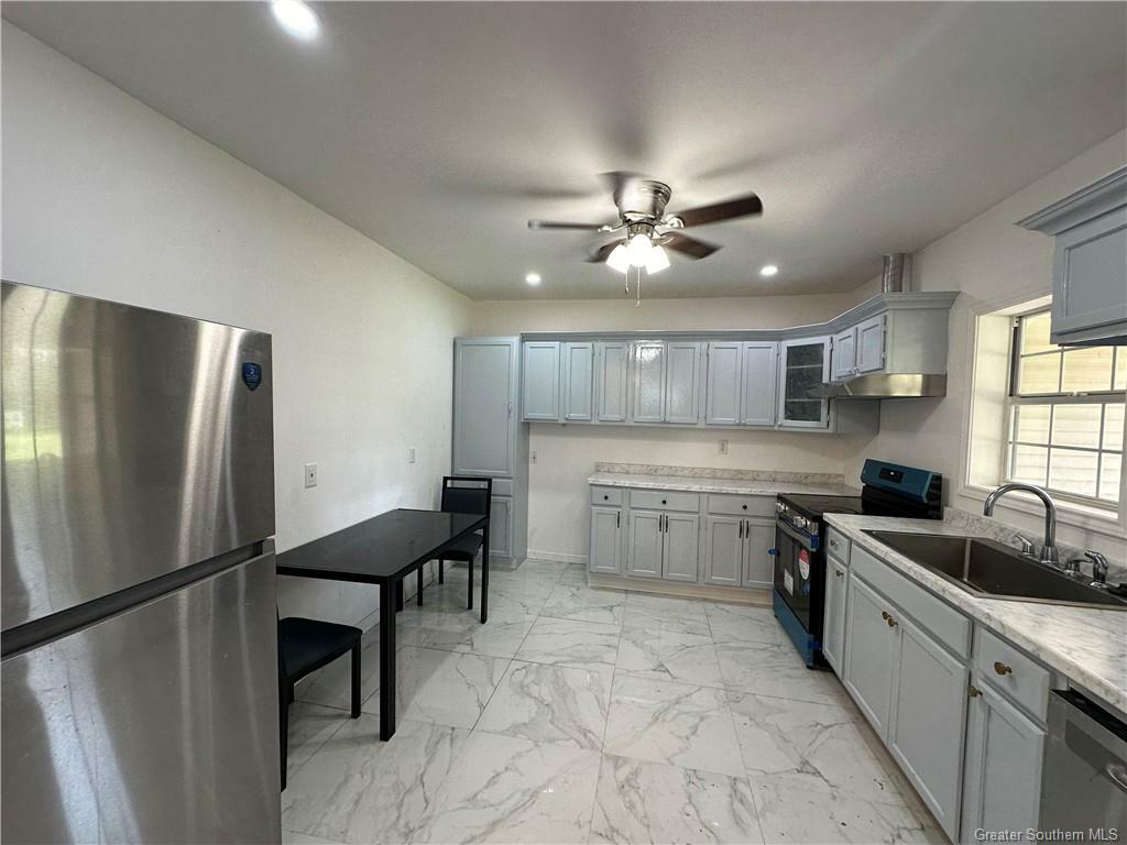 Property Photo: 6033 Perry Lane LA 70605