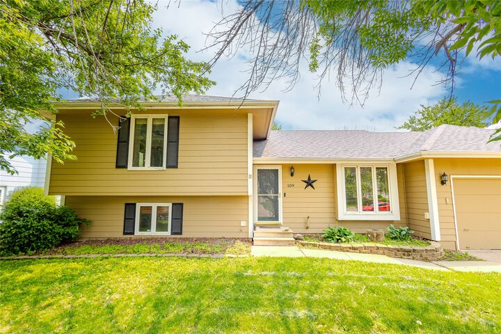 Property Photo:  109 NW Maplewood Drive  IA 50111 
