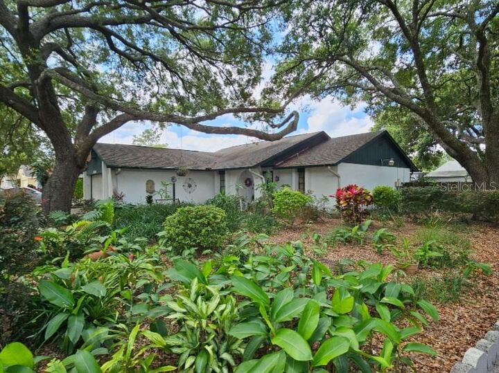 Property Photo: 16134 Ravendale Drive FL 33618