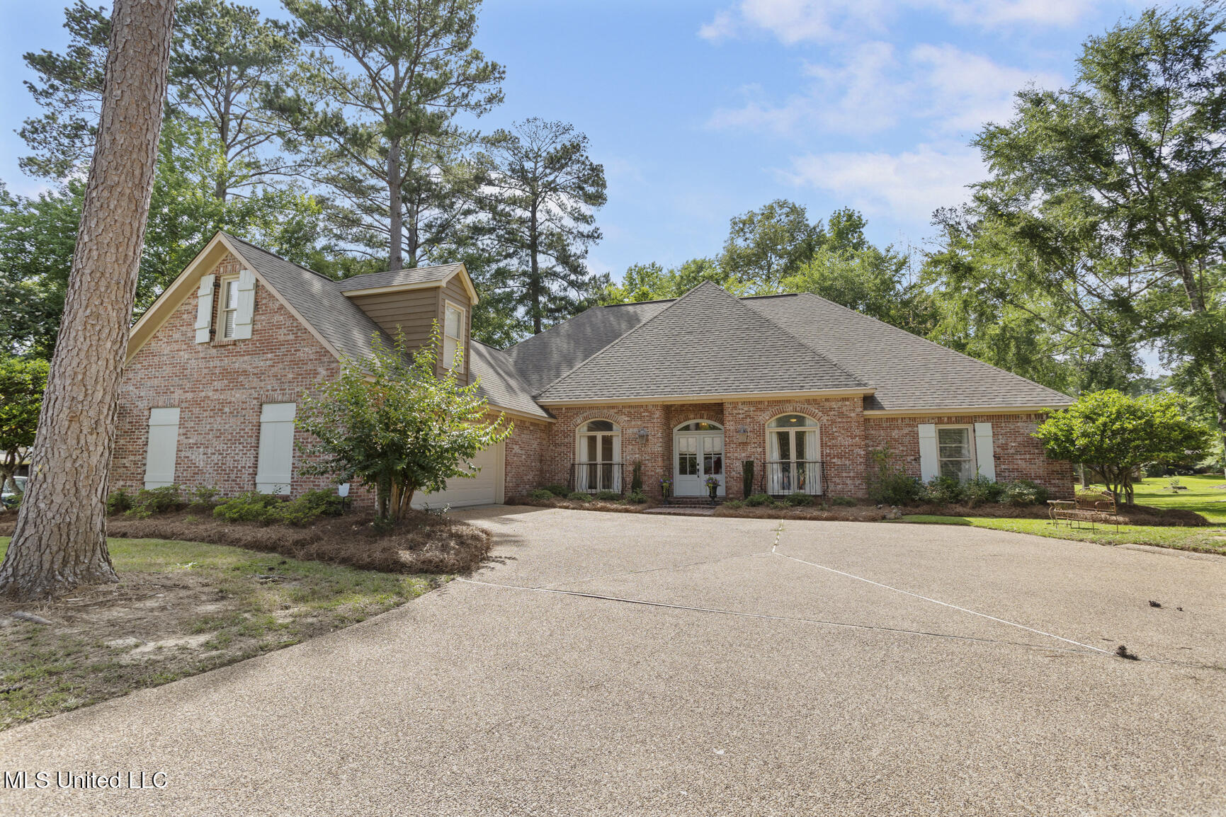 Property Photo:  420 Ashbourn Court  MS 39110 