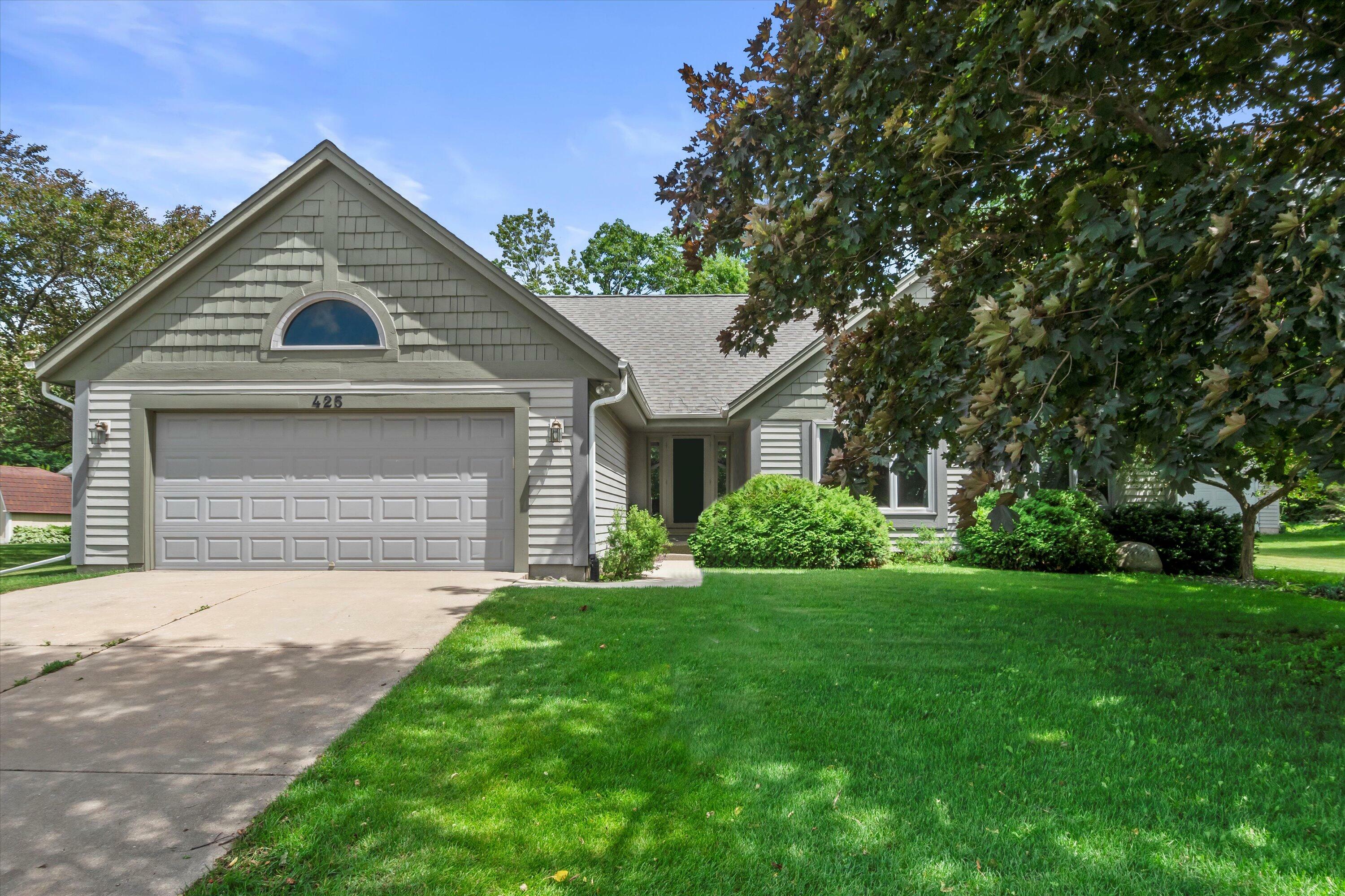 Property Photo: 425 Glen View Ct WI 53086