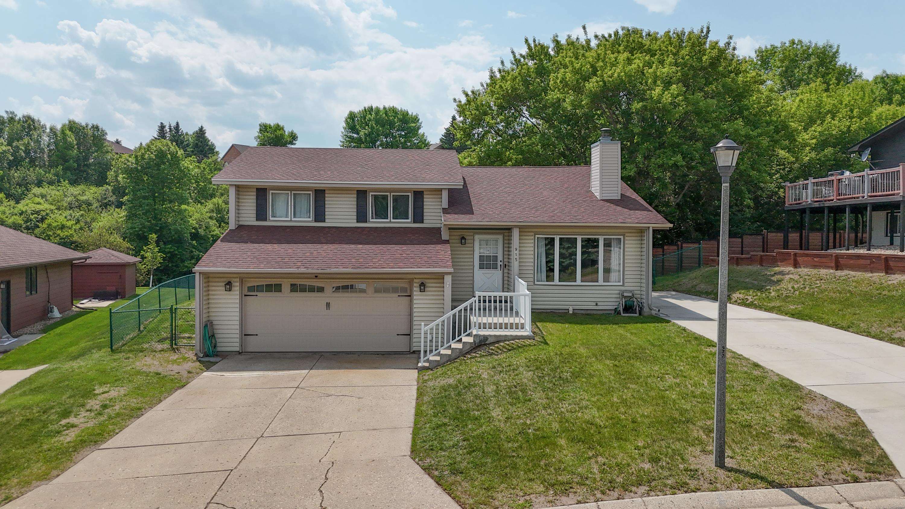 915 26th St NW  Minot ND 58703 photo