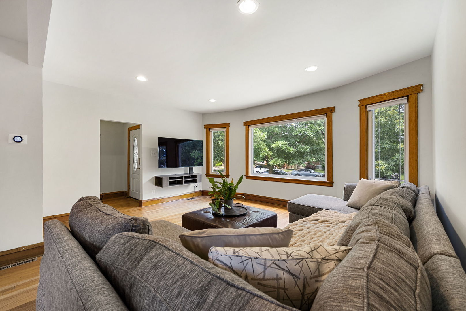 Property Photo: 5121 W Newport Avenue IL 60641