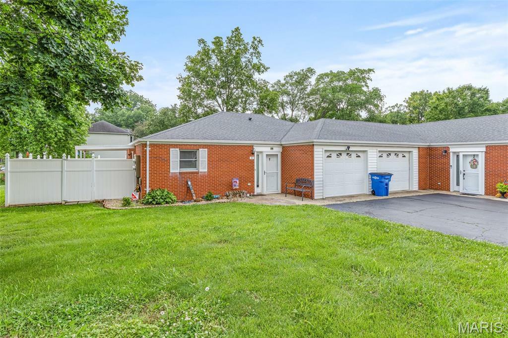 Property Photo: 1121 N Desloge Dr J-2 MO 63601