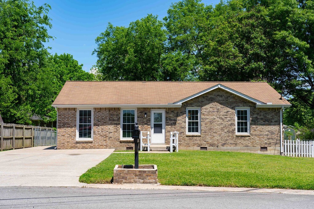 Property Photo: 505 Savely Dr TN 37075