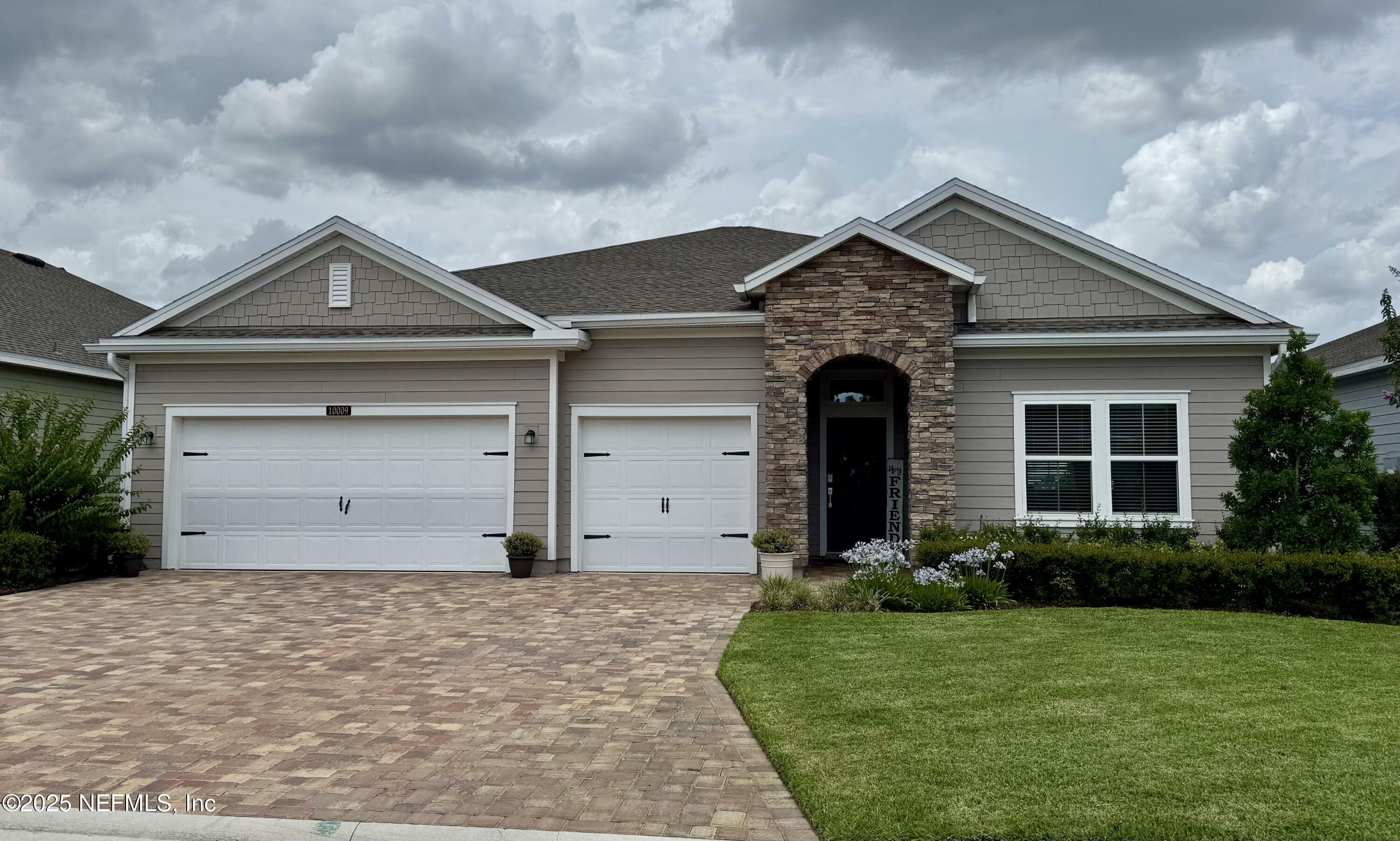 Property Photo: 10009 Stone Crk Way FL 32222