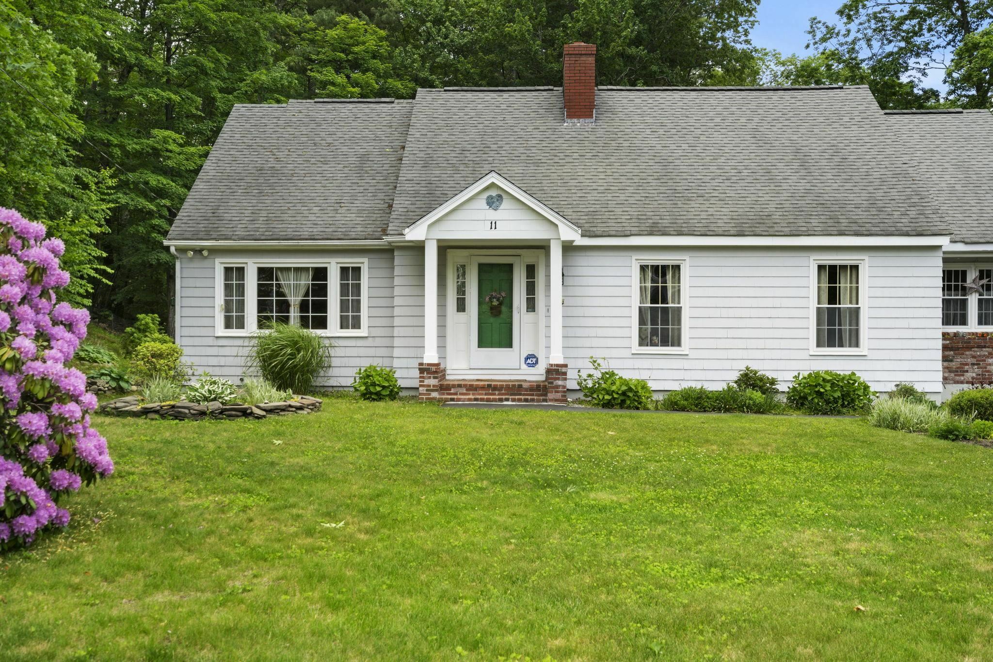 Property Photo: 11 Dunbarton Drive NH 03063