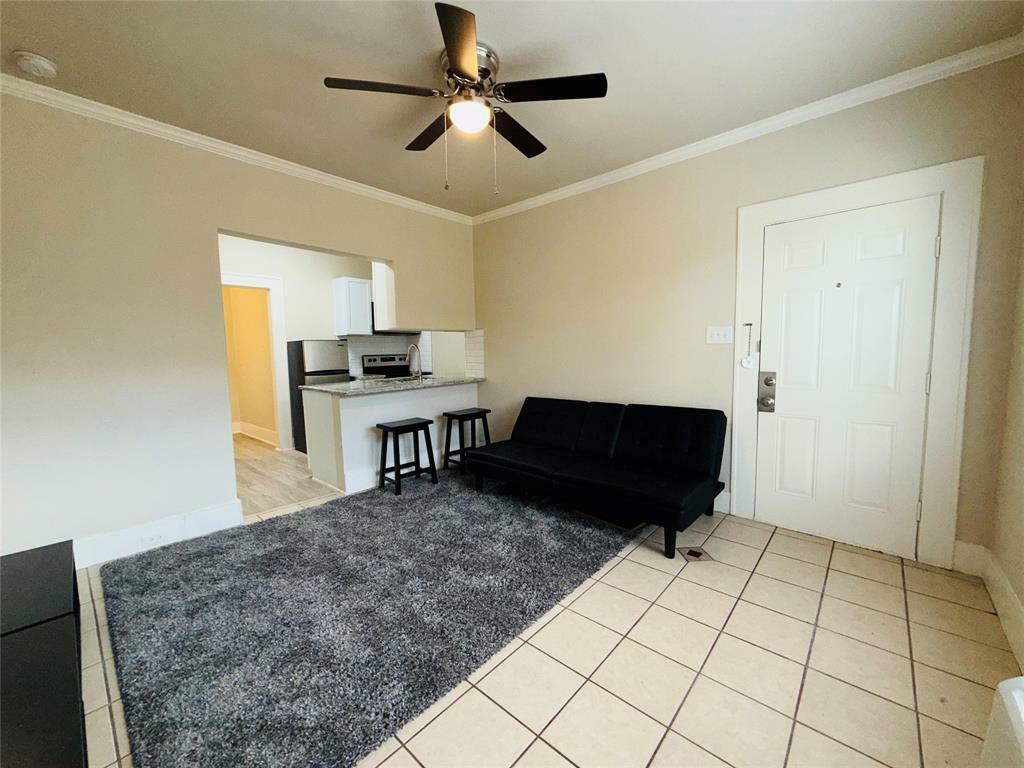 Property Photo: 1115 S Jennings Avenue 11 TX 76104