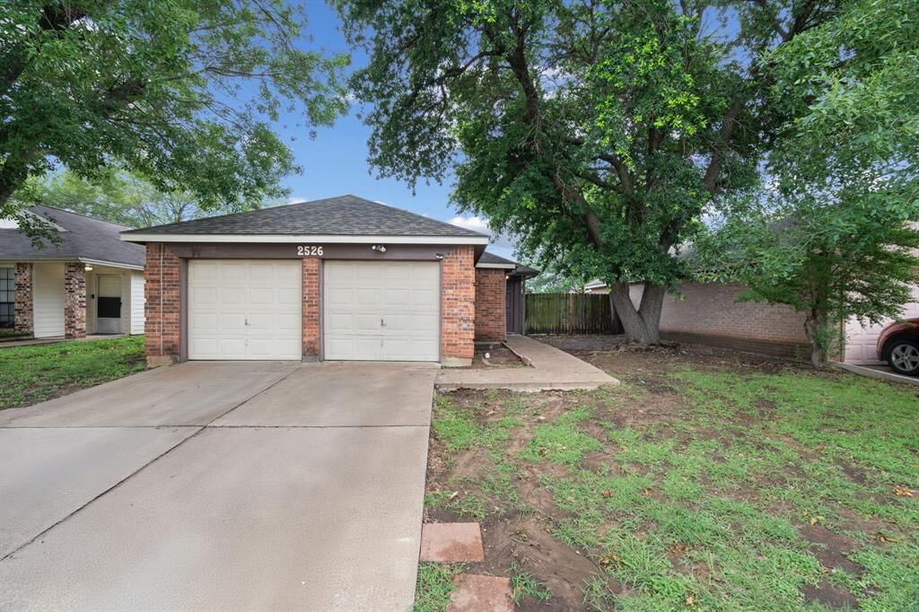 Property Photo: 2526 Butterfield Drive TX 76133