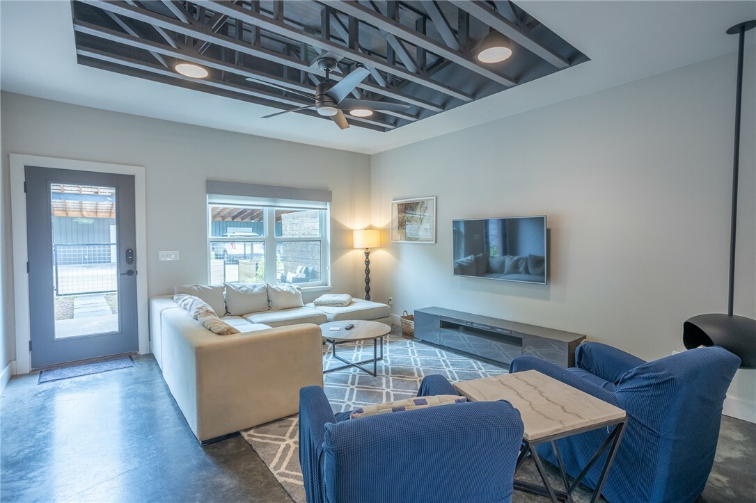 Property Photo:  808 S Locust Avenue  AR 72701 