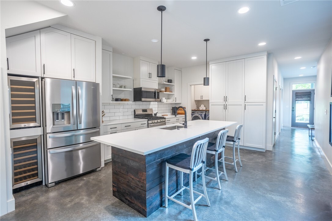 Property Photo: 808 S Locust Avenue AR 72701