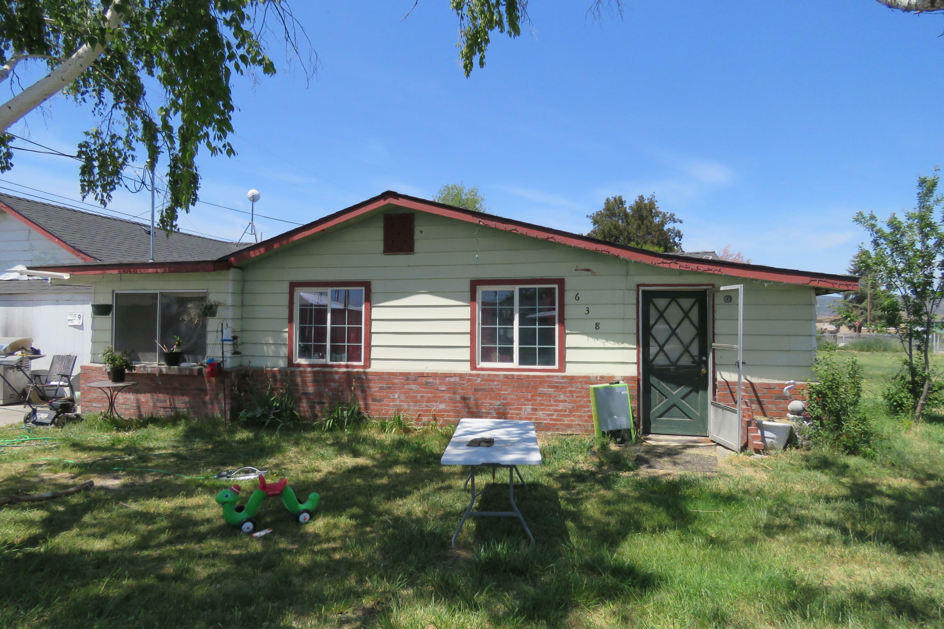 Property Photo: 638 E 1st Street OR 97633