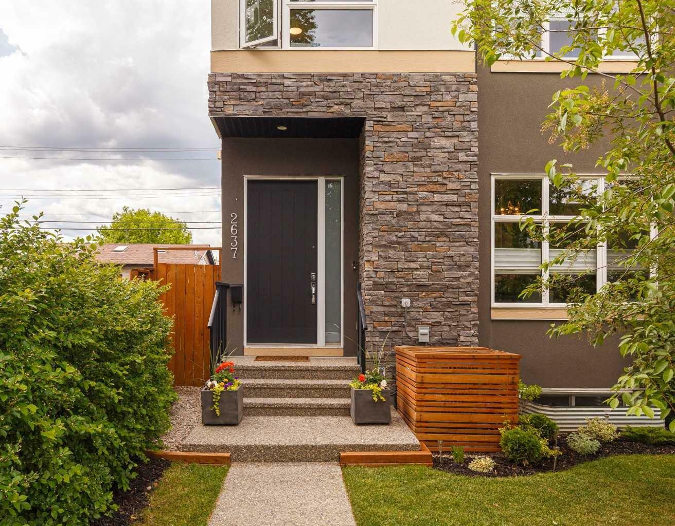 Property Photo:  2637 36 Street SW  AB T3E 2Z7 