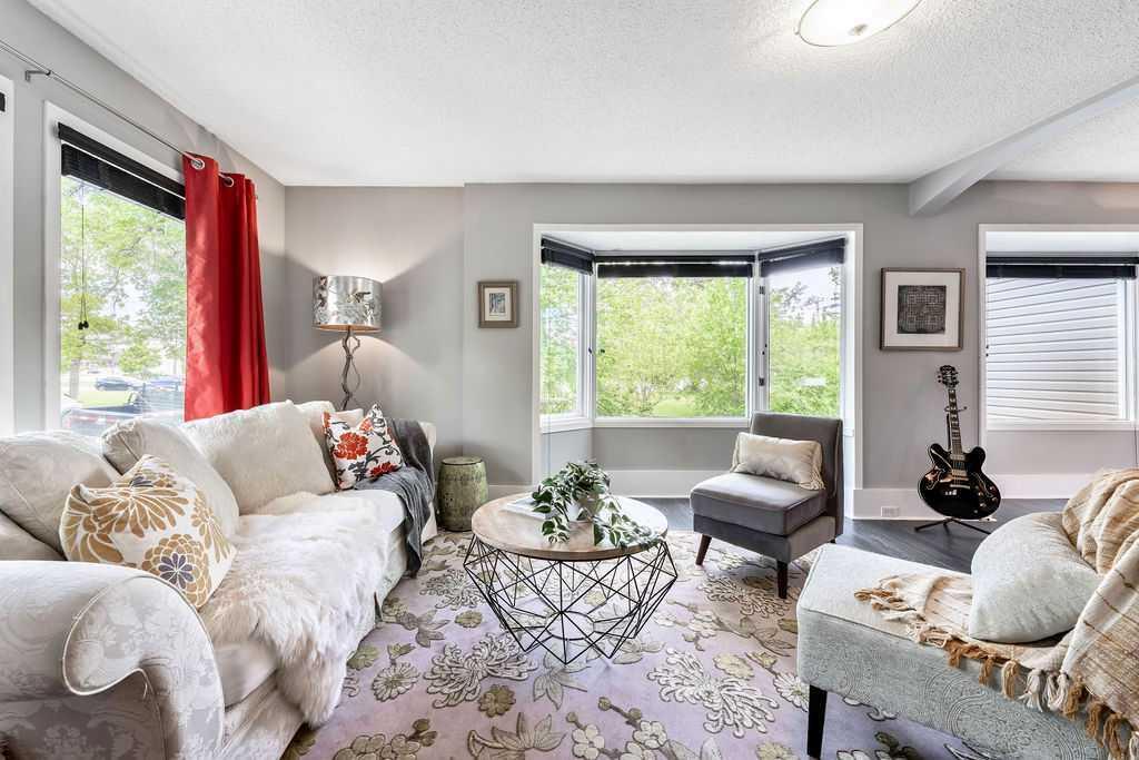 Property Photo: 439 15 Avenue NE AB T2E 1H5