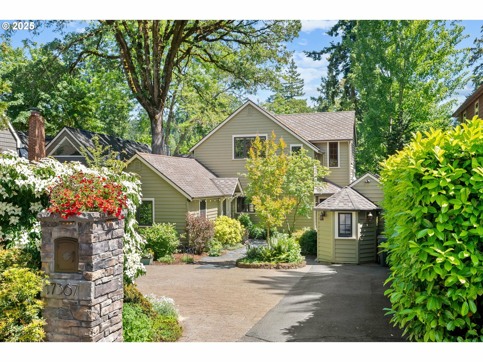 Property Photo: 17367 Canal Cir OR 97035