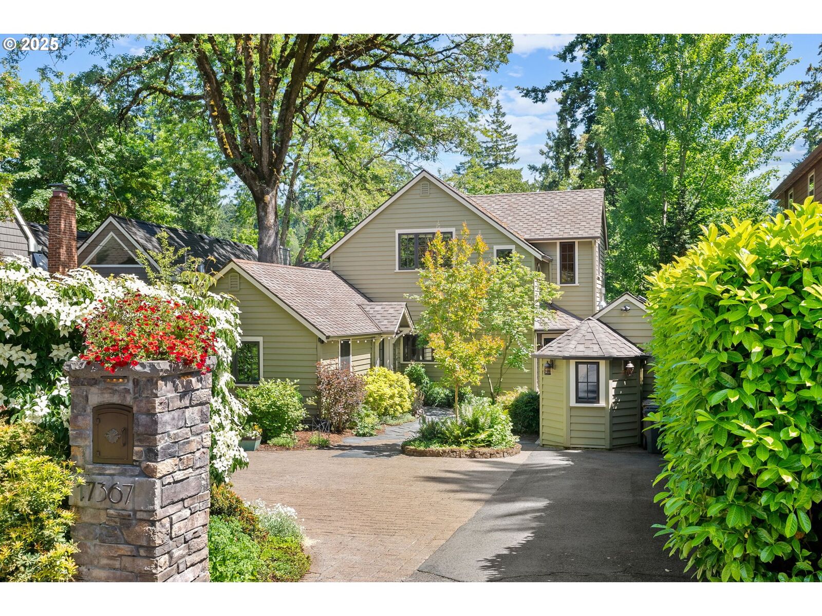 Property Photo:  17367 Canal Cir  OR 97035 