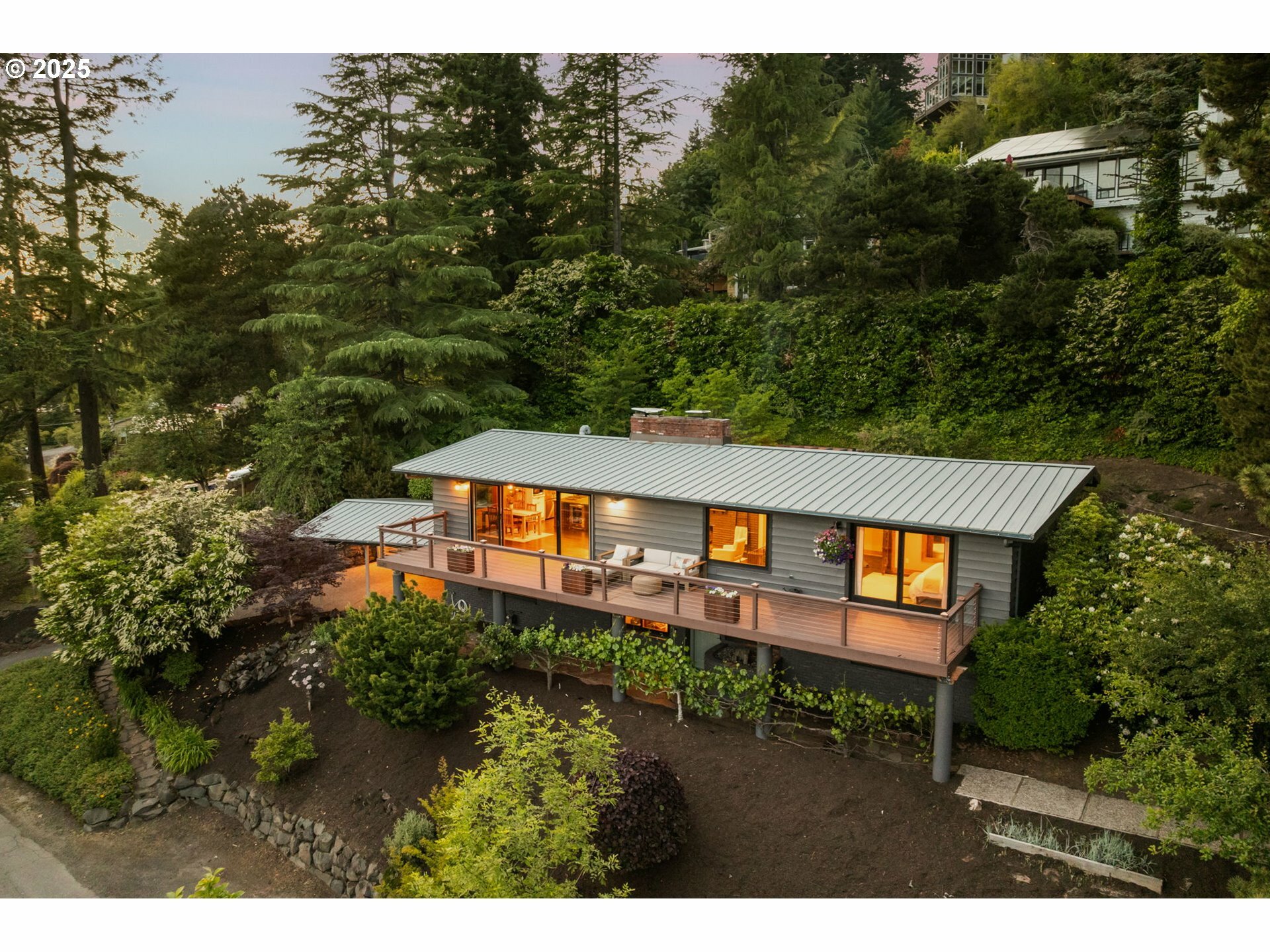 Property Photo: 4416 SW Chesapeak Ave OR 97239