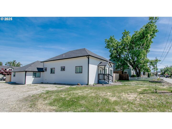 Property Photo:  278 Cherry Ct  OR 97424 