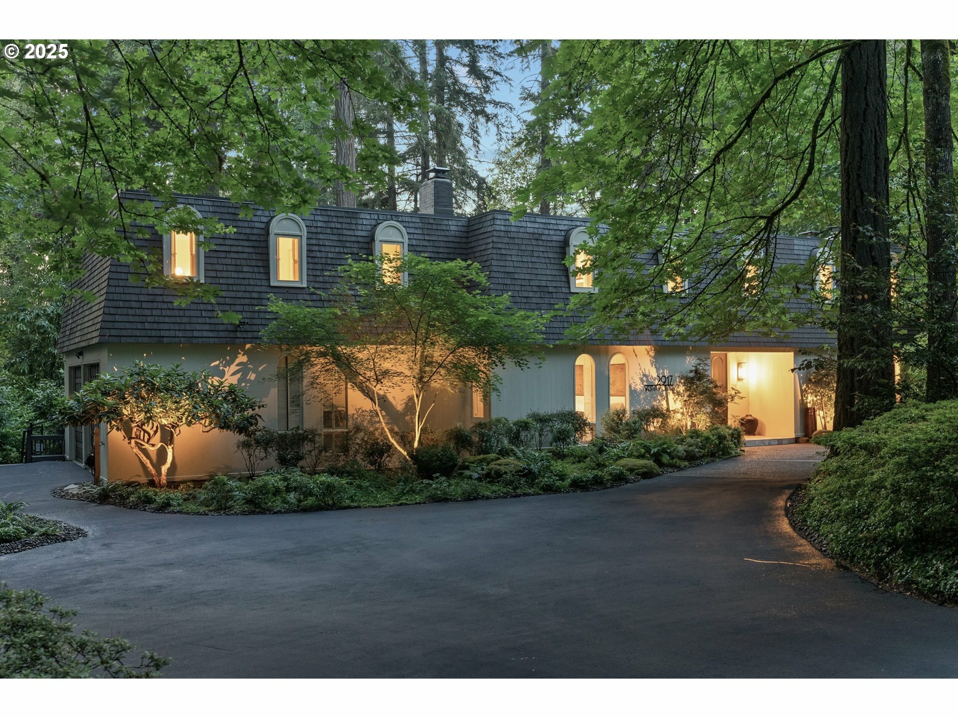 Property Photo:  2917 Westview Cir  OR 97034 