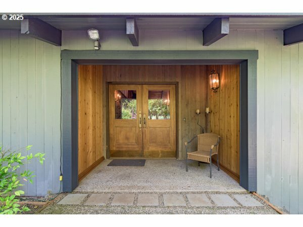 Property Photo: 86595 N Modesto Dr OR 97402