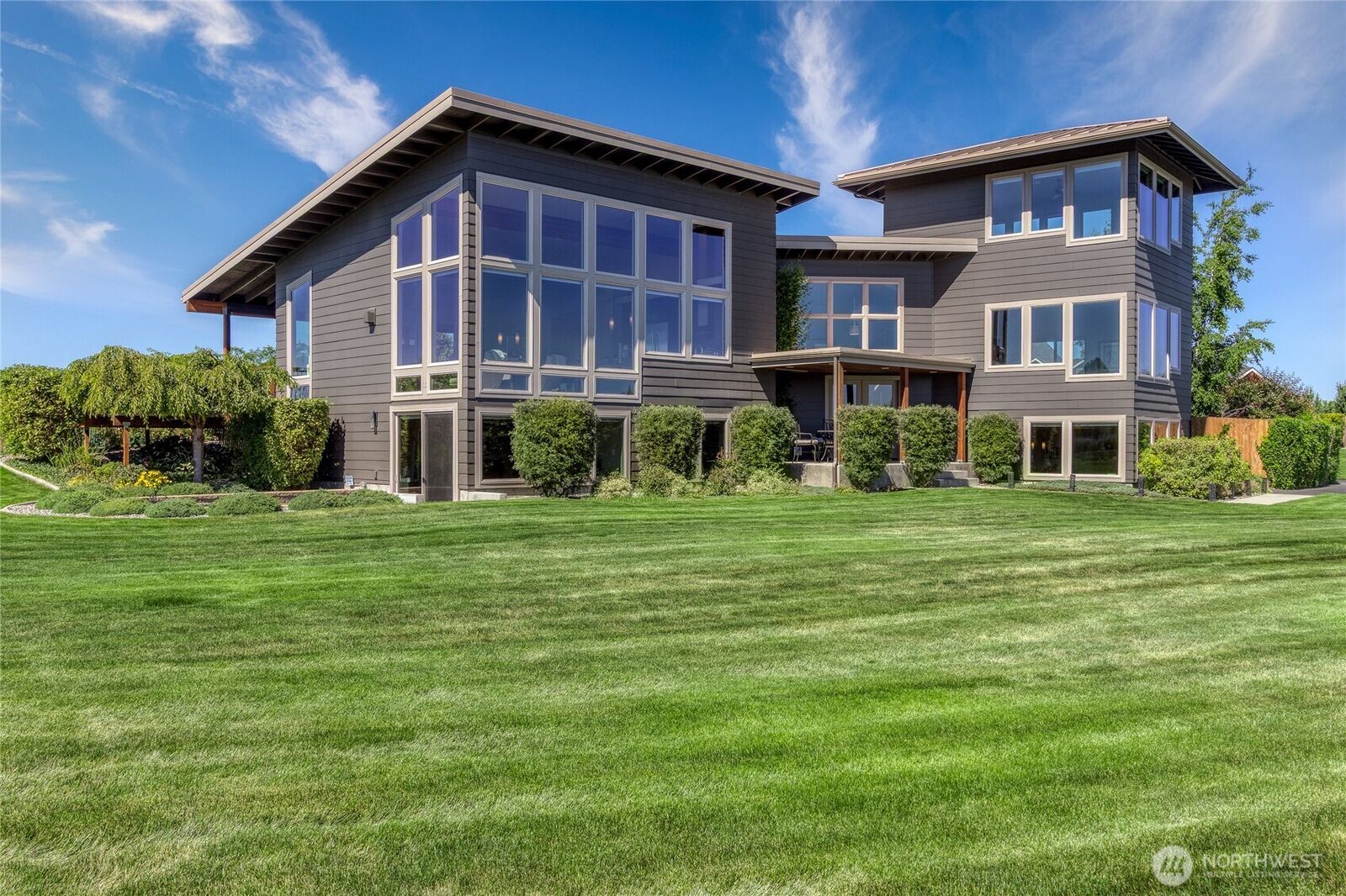 Property Photo:  625  Summers Circle  WA 99362 