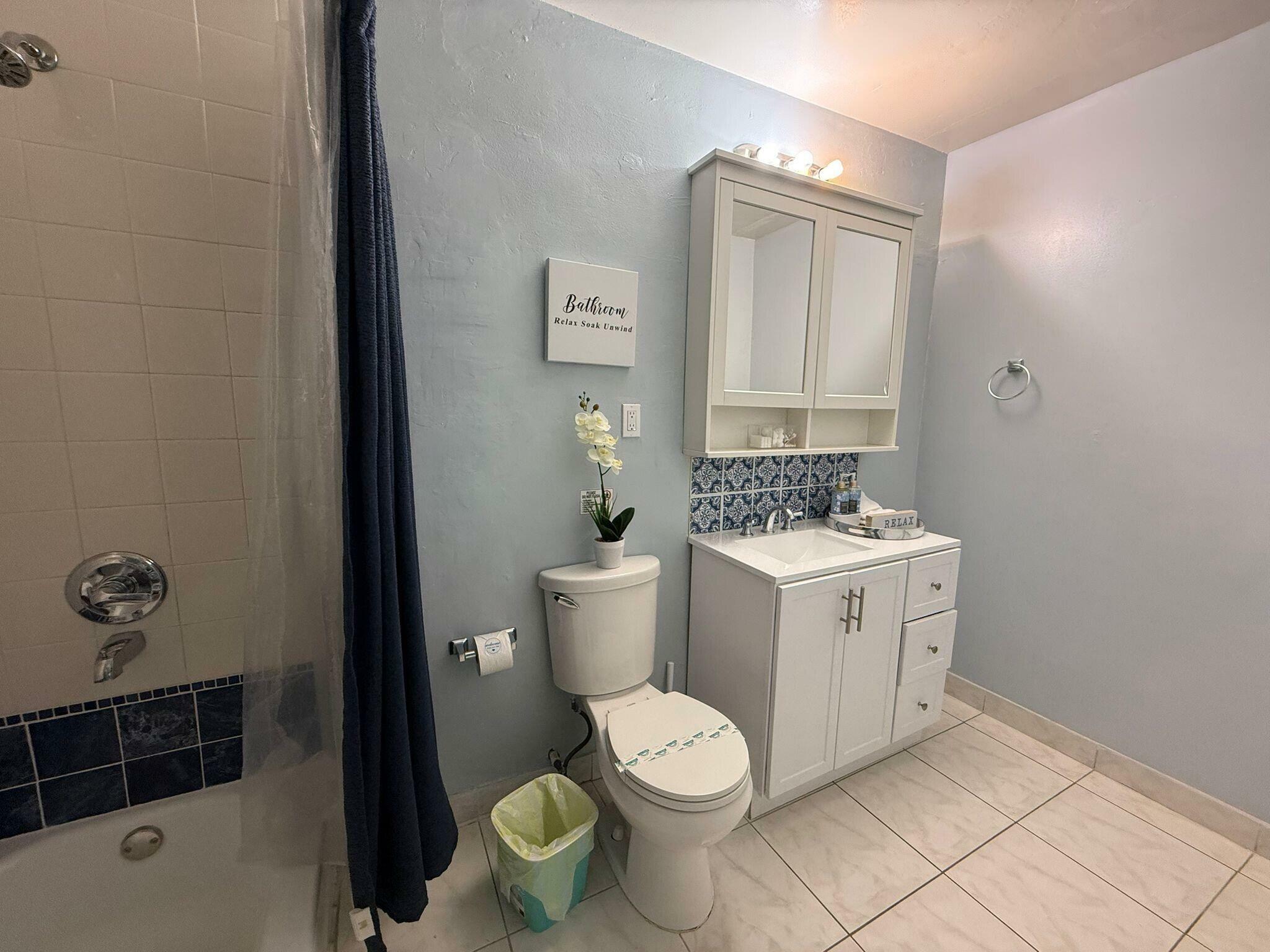 Property Photo: 1298 NE 39th Street 1298 FL 33334