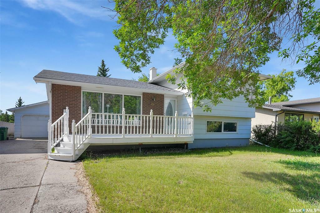Property Photo: 227 Rodenbush Drive SK S4R 6X1