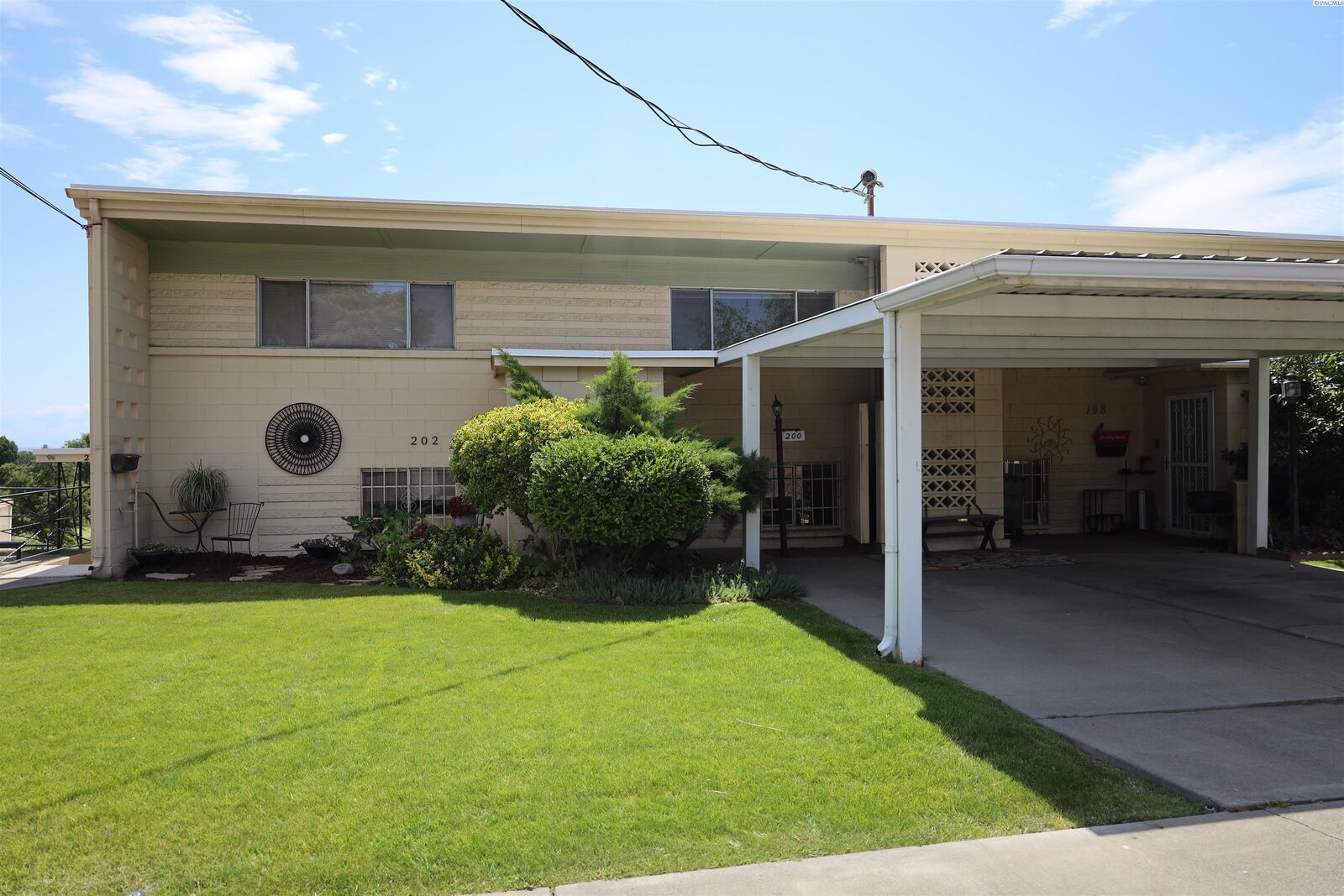 Property Photo:  200 N Underwood St 200  WA 99336-0000 