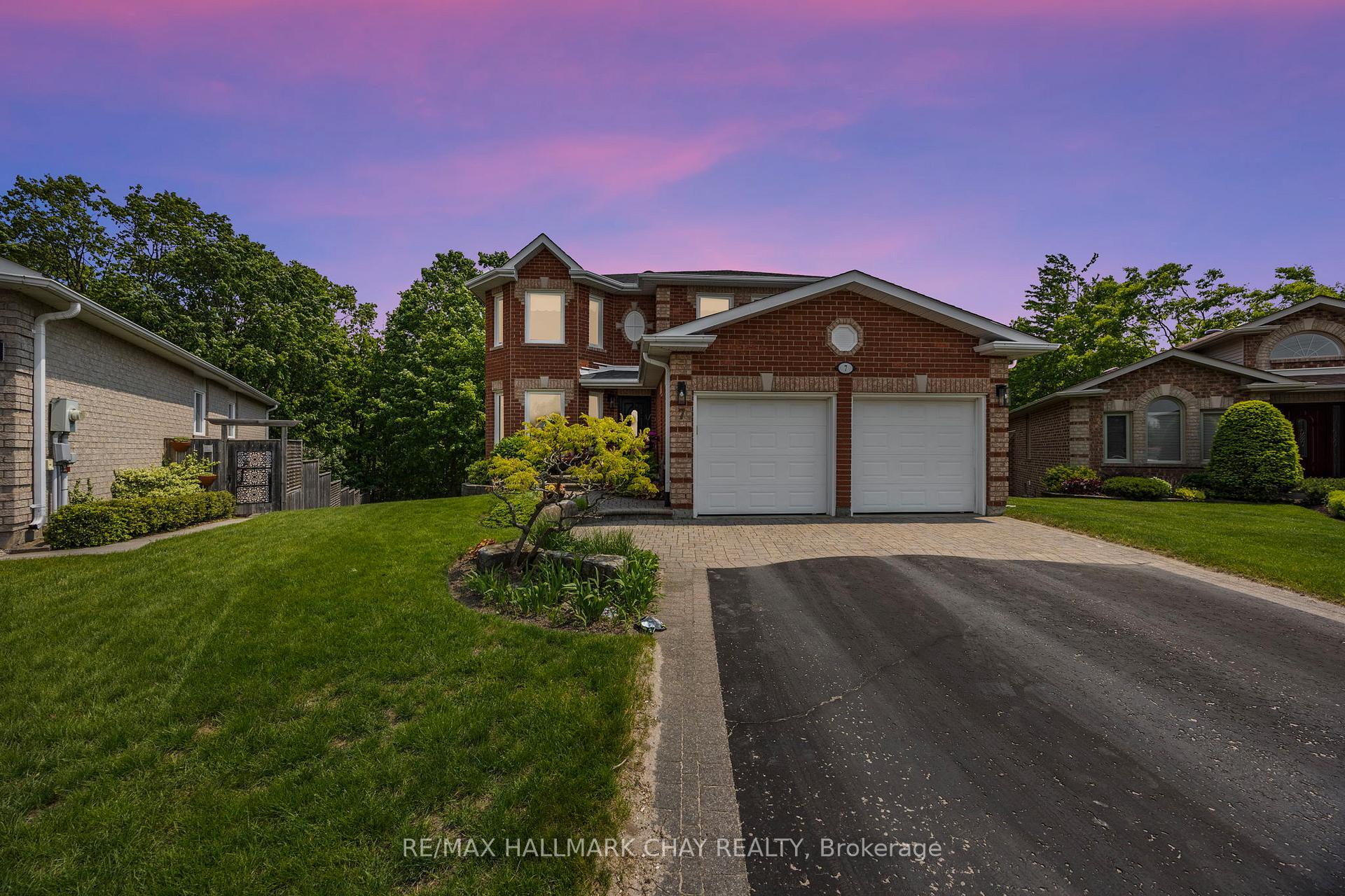 Property Photo: 7 Maw Court ON L4N 7X7