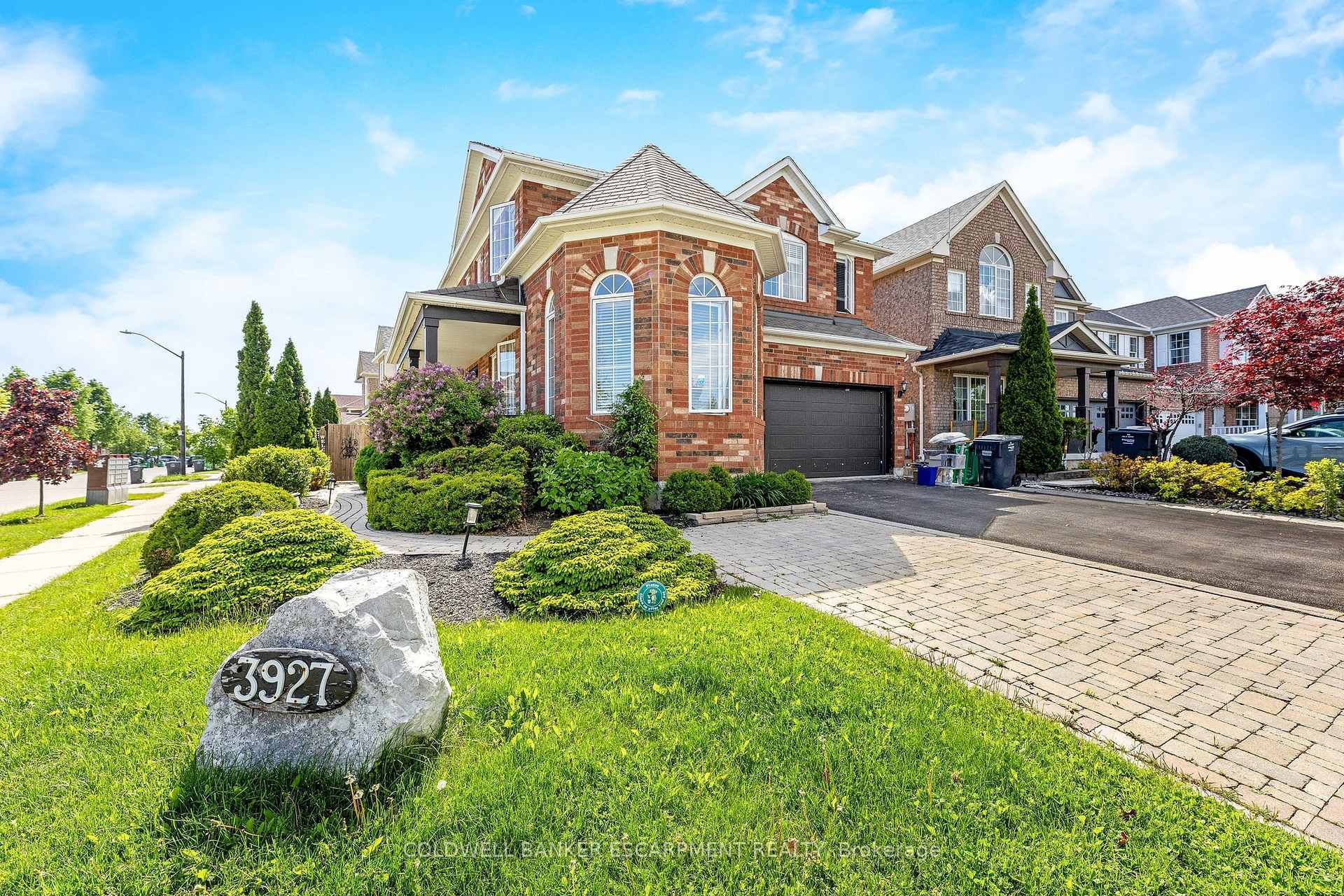Photo de la propriété: 3927 Mayla Drive ON L5M 7Y9