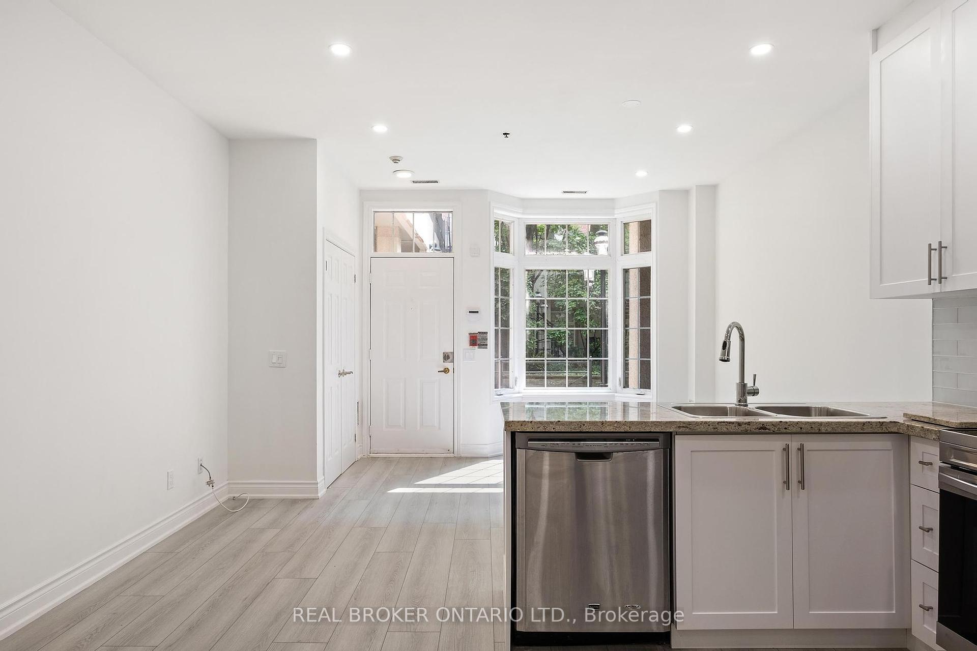 Property Photo:  71 McCaul Street 105  ON M5T 2X1 