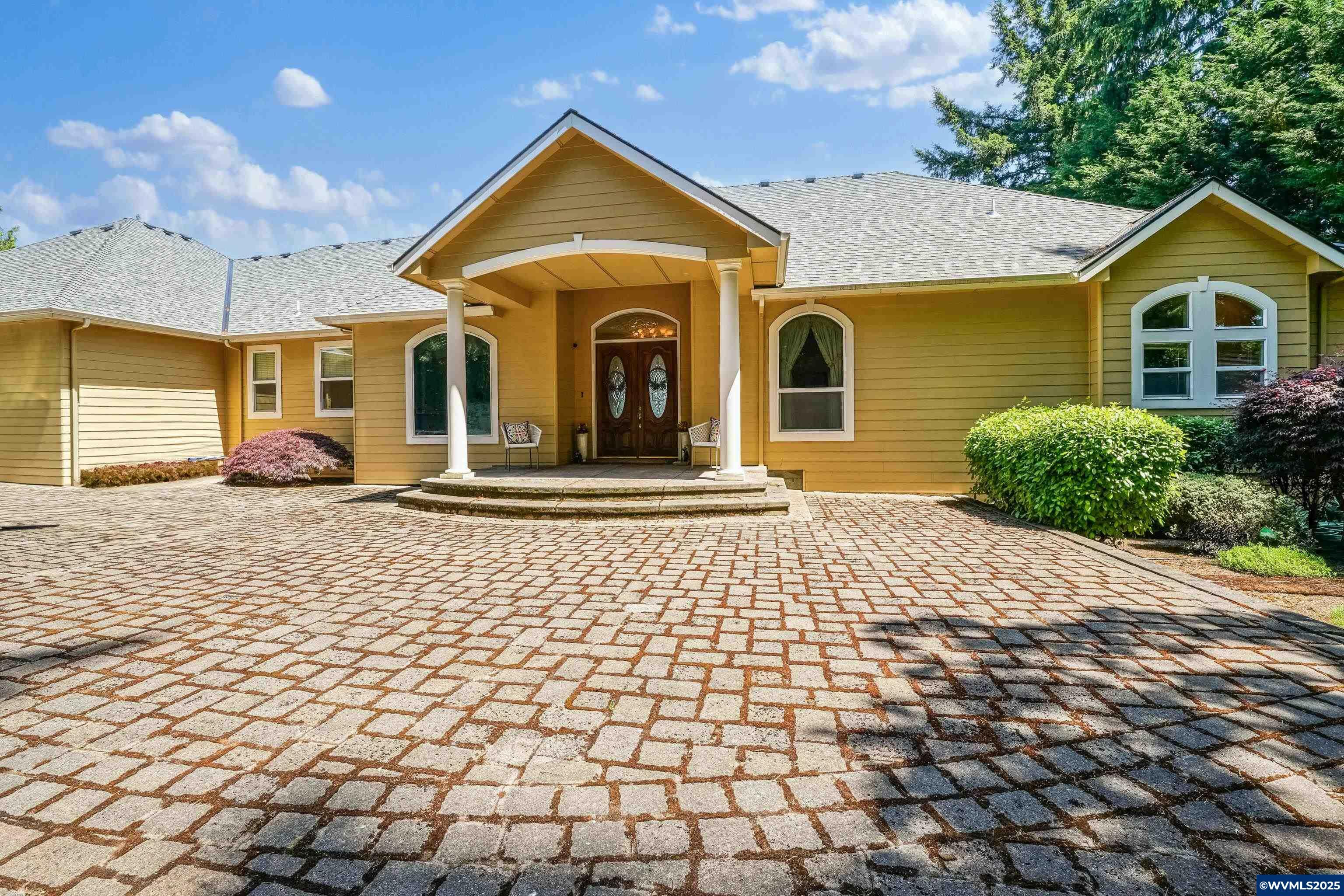 Property Photo: 7947 Lavender Ln SE OR 97392