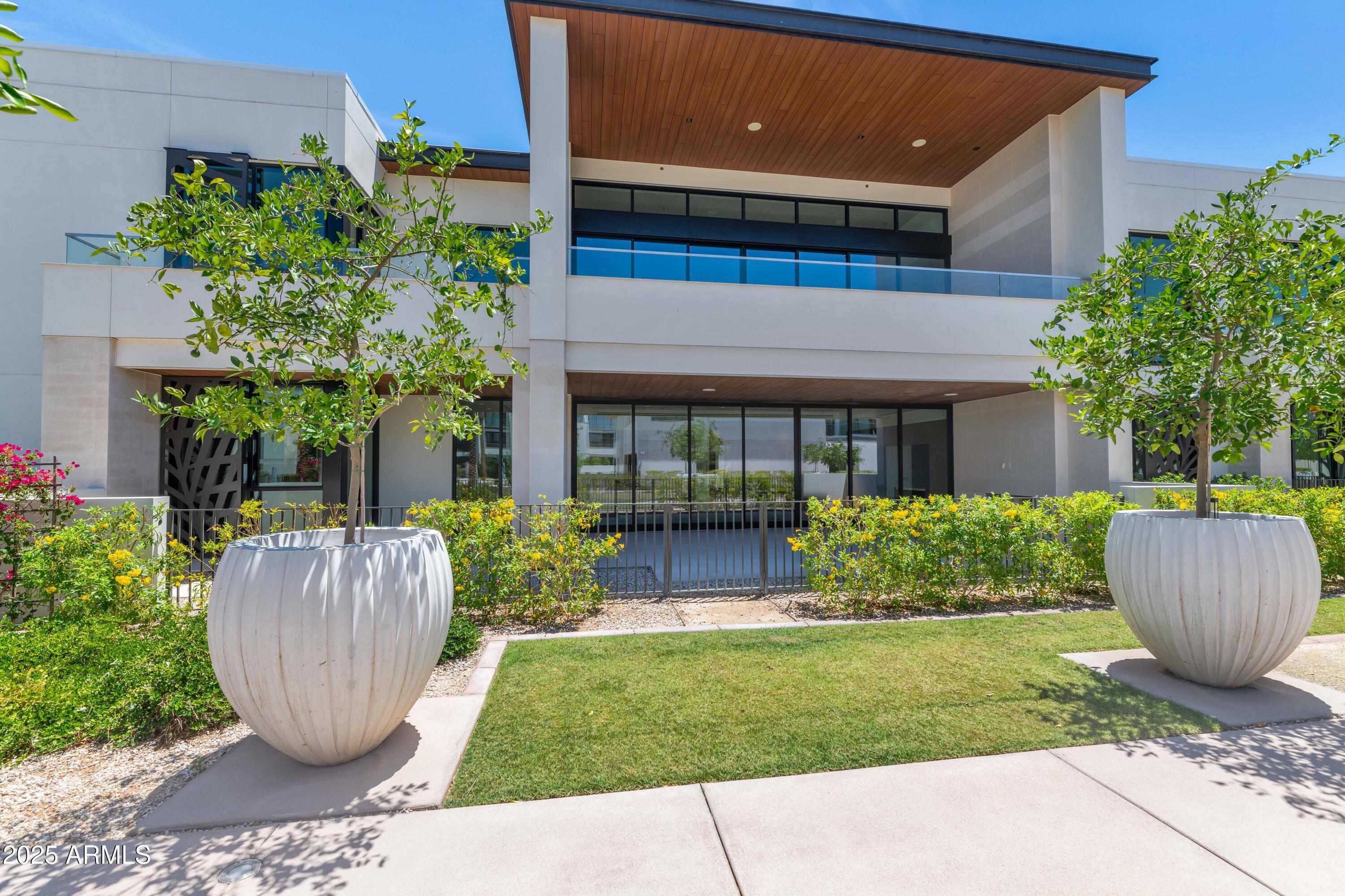 Property Photo:  6587 N Palmeraie Boulevard 1051  AZ 85253 
