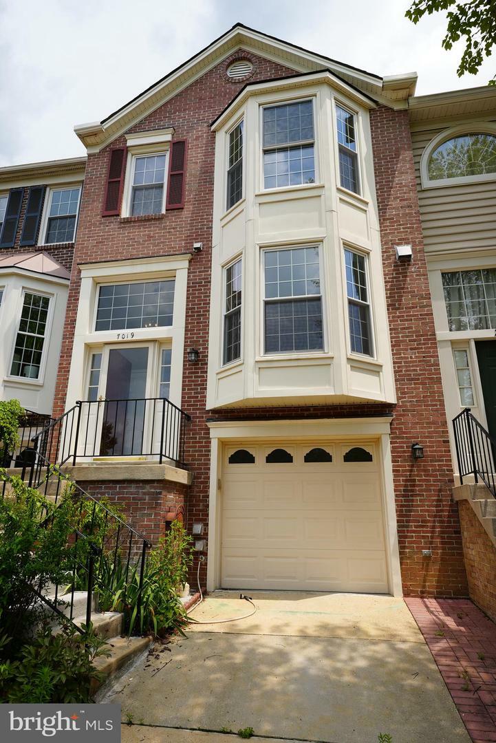 Property Photo: 7019 Ashleigh Manor Court VA 22315
