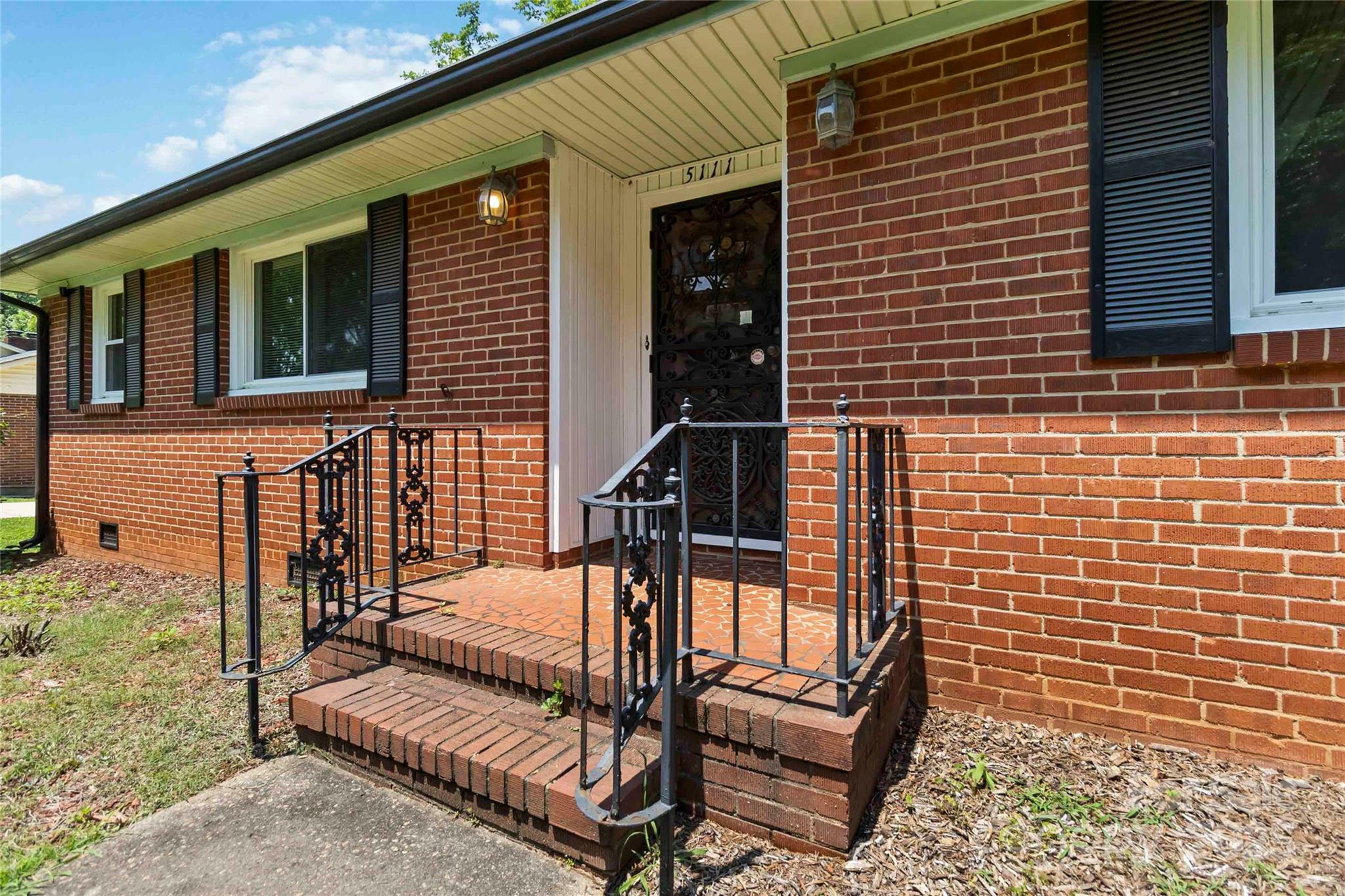 Property Photo: 5111 Tewkesbury Road NC 28269