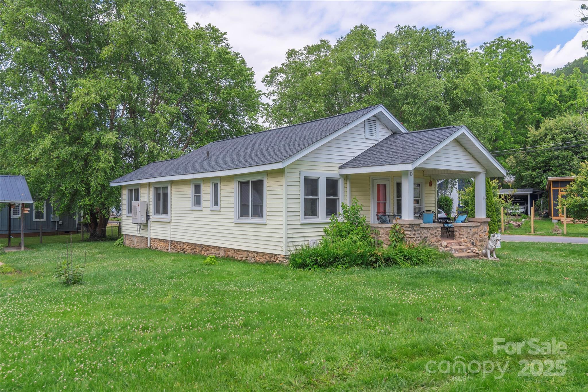 Property Photo: 10 Poplar Street NC 28786