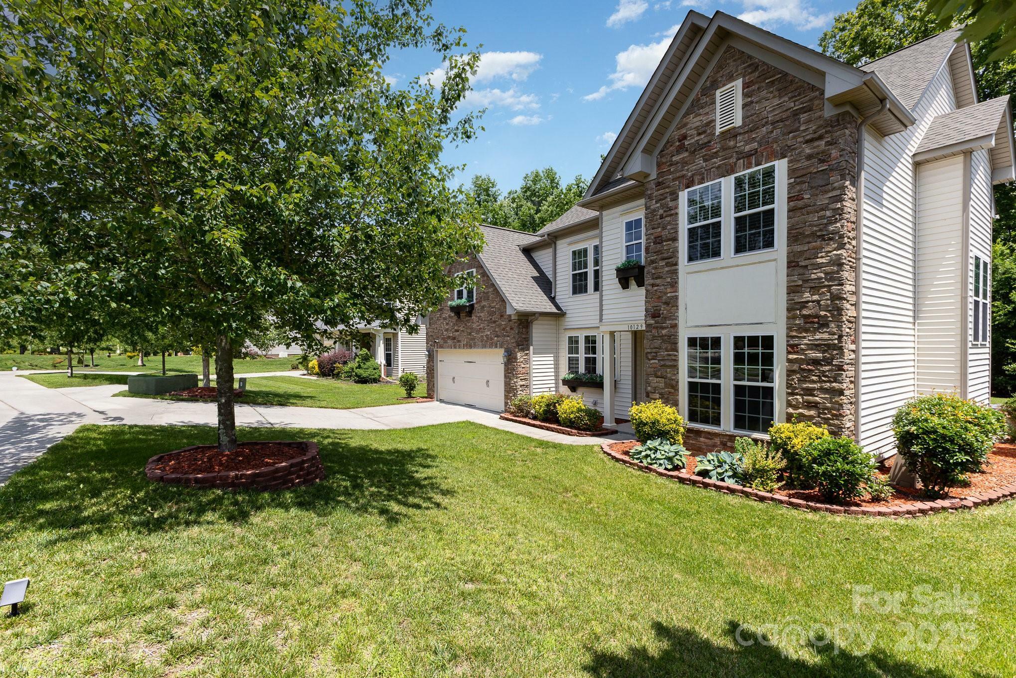 Property Photo: 10129 Loch Lomond Drive NC 28278