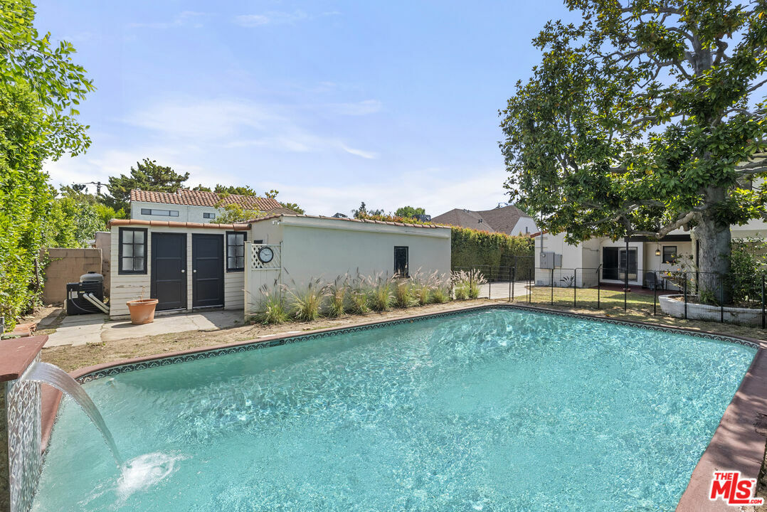 Property Photo: 160 S Poinsettia Pl CA 90036