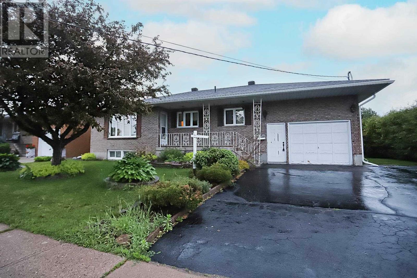 Property Photo: 86 Johnson Ave ON P6C 2V5
